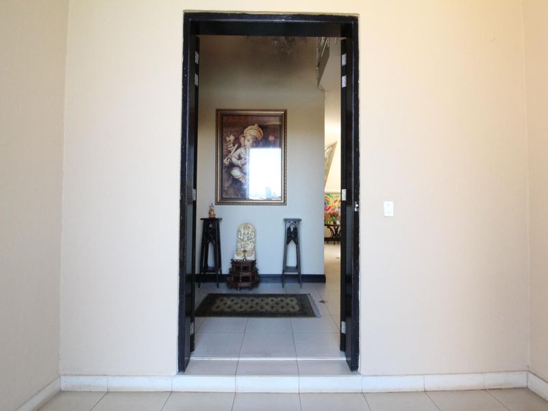 Luxury Fairway Living in Blue Valley Golf Estate - Photo 4