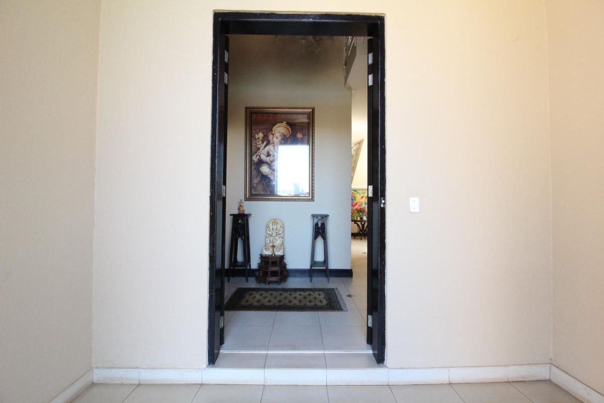 Luxury Fairway Living in Blue Valley Golf Estate - Photo 4