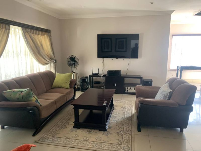 Spacious 3-Bedroom Family Home with Income-Generating Flatlet on a Prime Corner Stand - Photo 4