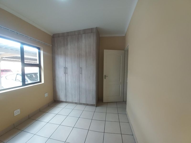 A GROUND FLOOR APARTMENT - Photo 4