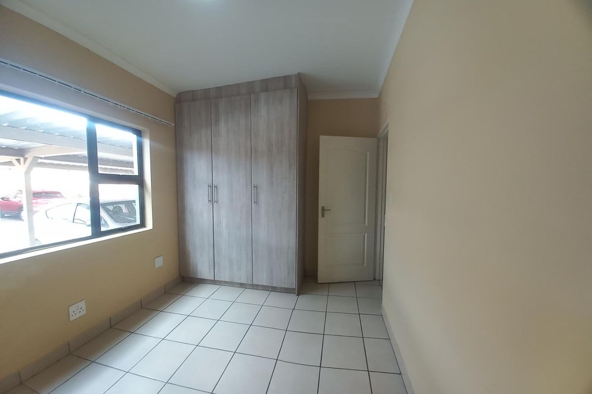 A GROUND FLOOR APARTMENT - Photo 4