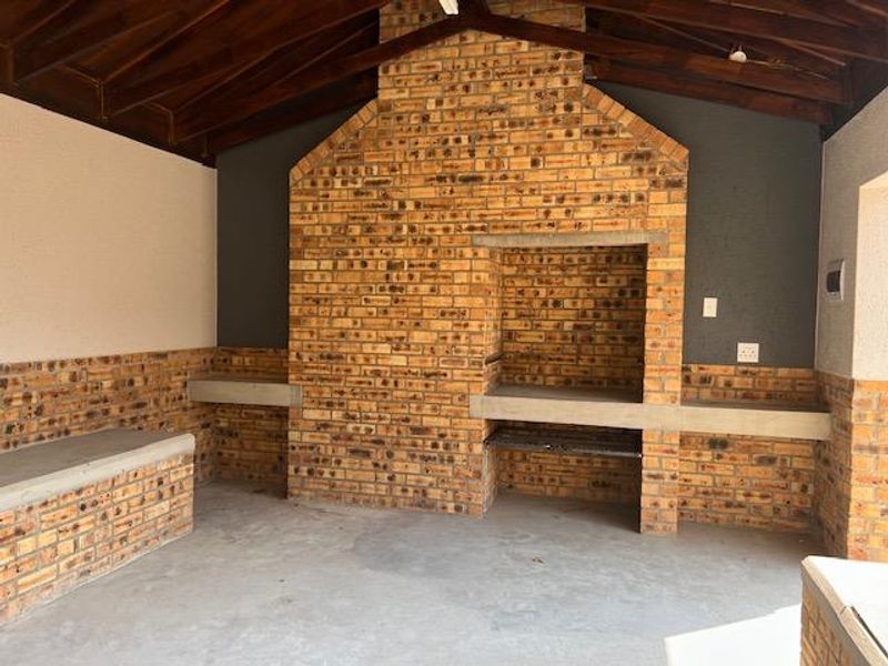 Fourways -Modern Apartment Eagles@Riverside - R 570 000! - Photo 3