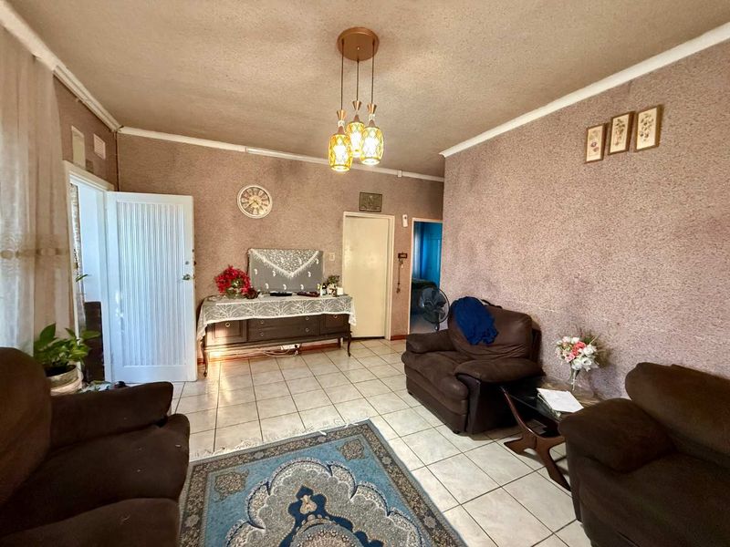 Spacious Family Home with Flatlets in Howick West - Photo 8