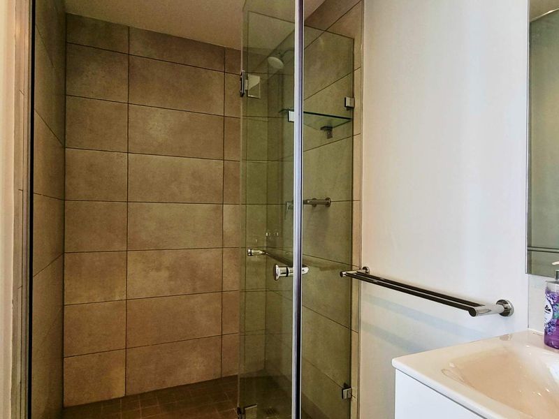 FULLY FURNISHED 10TH-FLOOR APARTMENT TO RENT AT OCEANS UMHLANGA - Photo 10