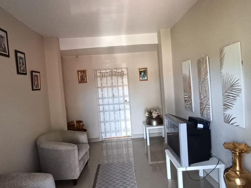 5 Bedroom House for sale in Silverglen - Photo 3