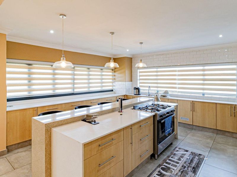 Elegant 4 Bedroom Home on the Greenbelt-The Hills Game Reserve Estate - Photo 8