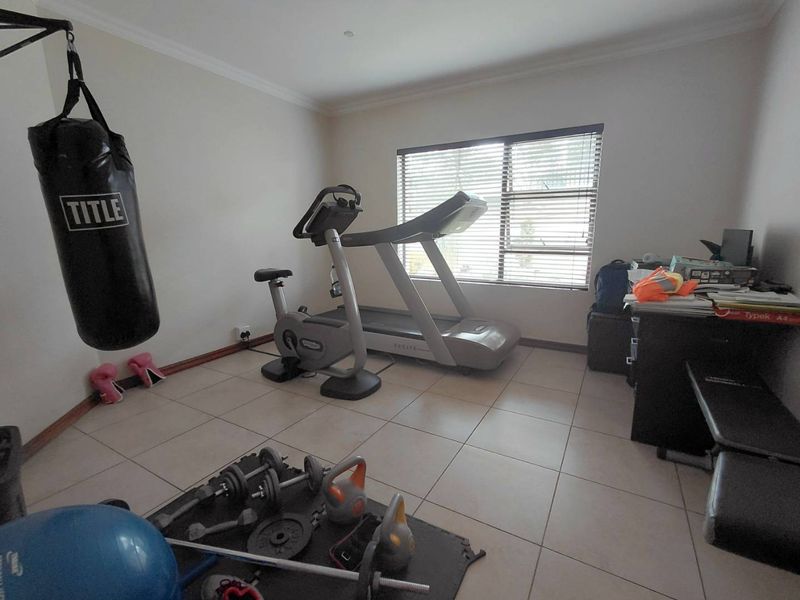 Luxury Redefined: Modern 4-Bedroom with Pool! - Photo 7