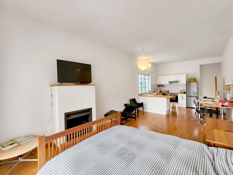 Open-Plan Living, Balcony and Views! - Photo 4