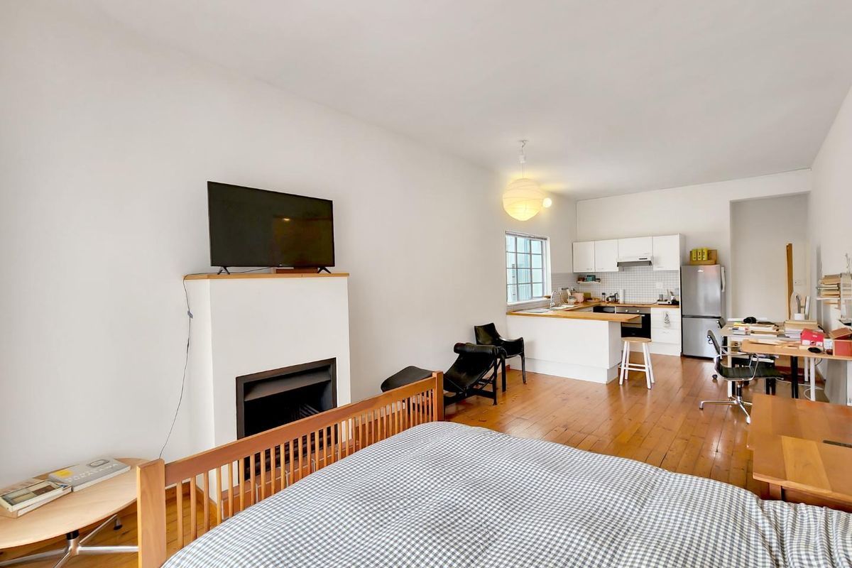 Open-Plan Living, Balcony and Views! - Photo 4