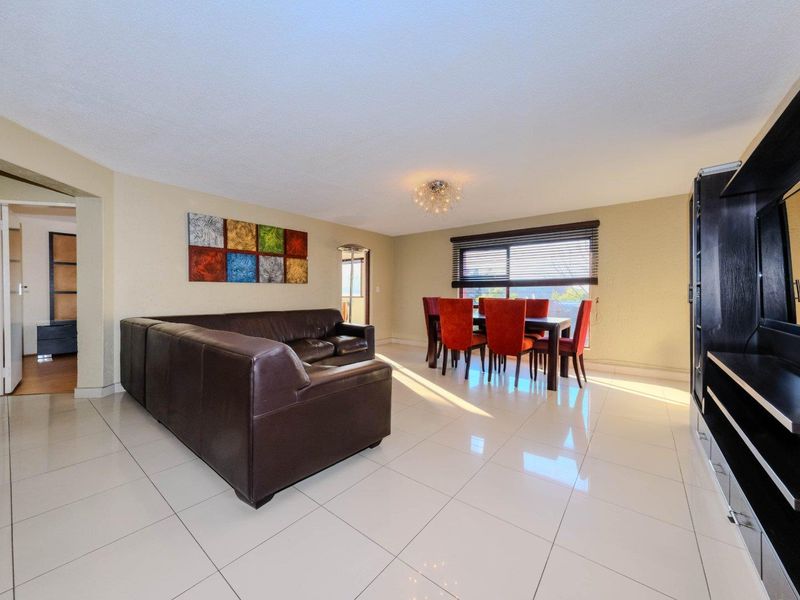 Empty & Urgent! Popular Townhouse Complex on the Ridge Highbury. - Photo 2