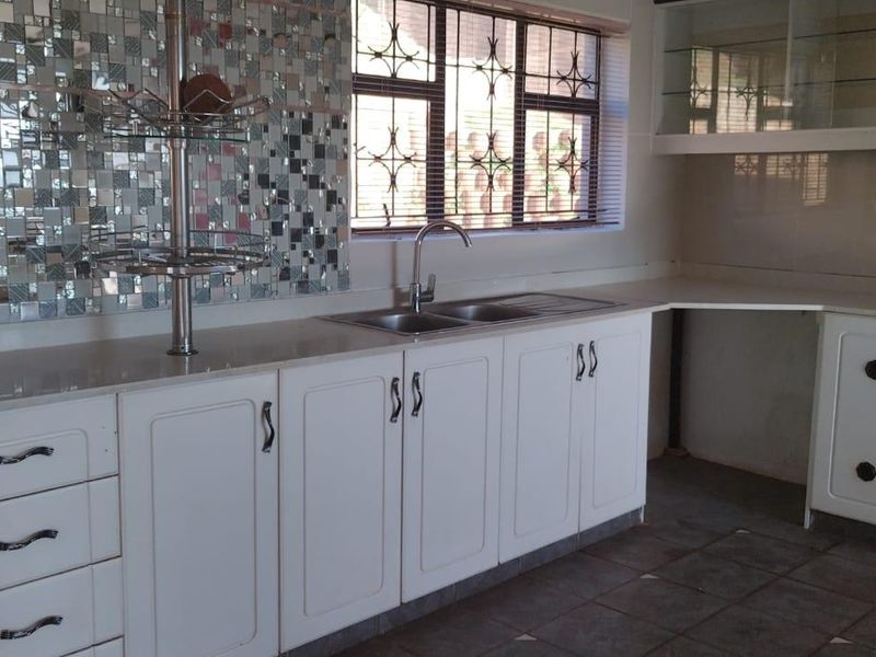 Newly Painted 4 Bedroom, 4 Bathroom House for Rent. - Photo 3