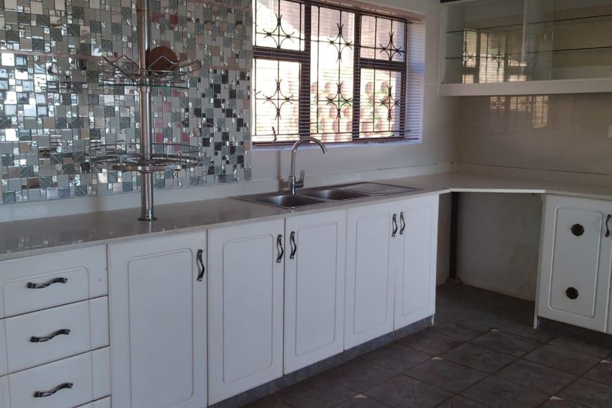 Newly Painted 4 Bedroom, 4 Bathroom House for Rent. - Photo 3