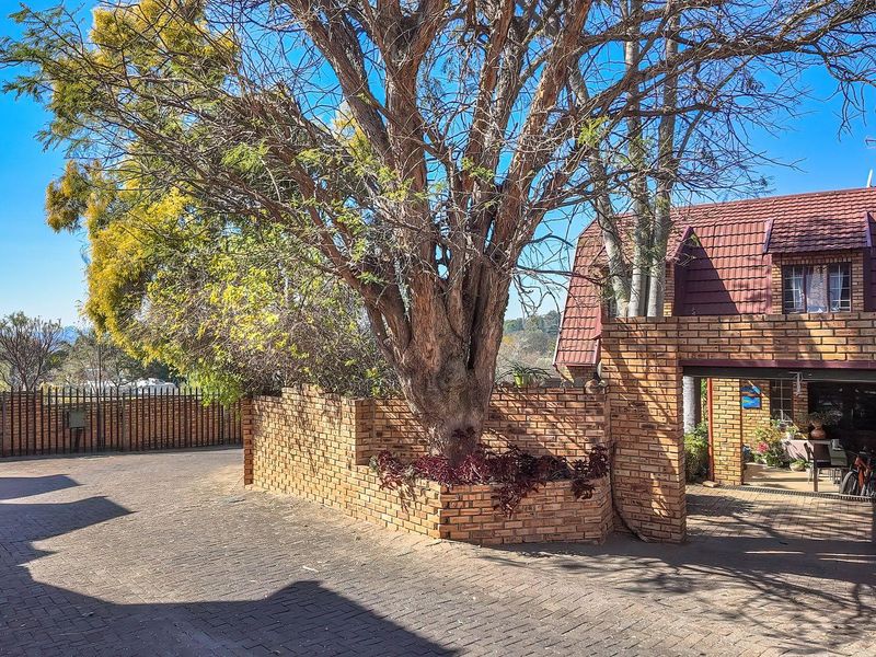 Barn Lodge - Spacious living overlooking the park. - Photo 8