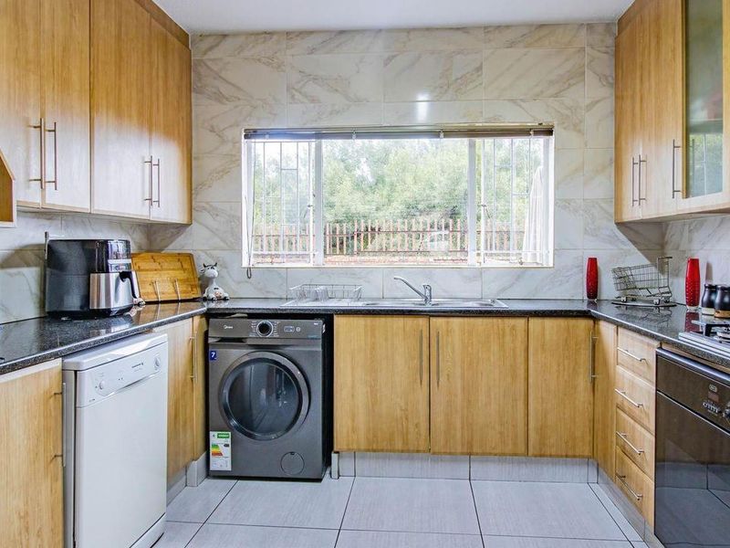 Modern 3 Bedroom Duplex with Private Pool & Entertainment Area in Brackenhurst - Photo 9