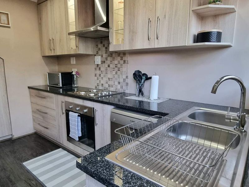 EXQUISITE RENOVATED UNIT! - Photo 6