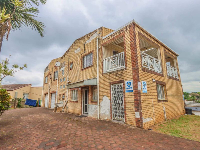 6-Bedroom Double-Storey + 2 Income-Generating Flats – Earn R11,000pm! - Photo 2