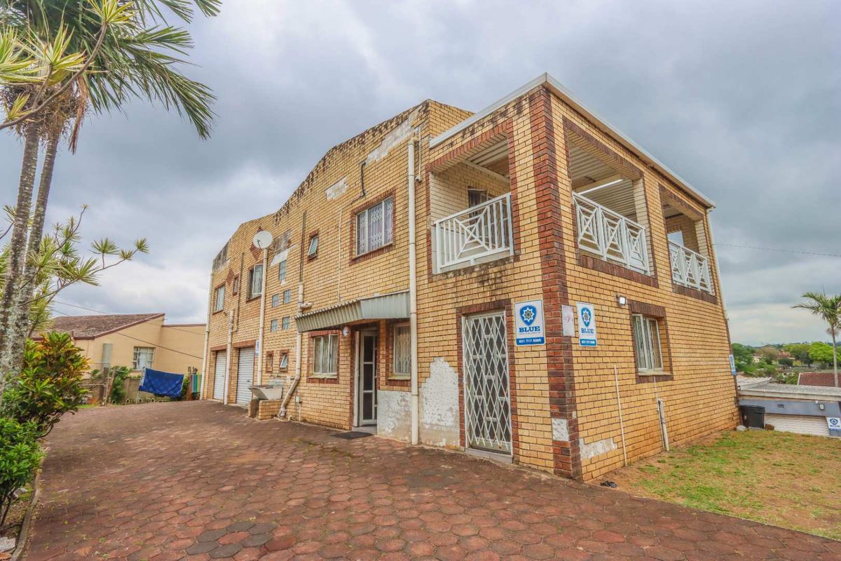 6-Bedroom Double-Storey + 2 Income-Generating Flats – Earn R11,000pm! - Photo 2