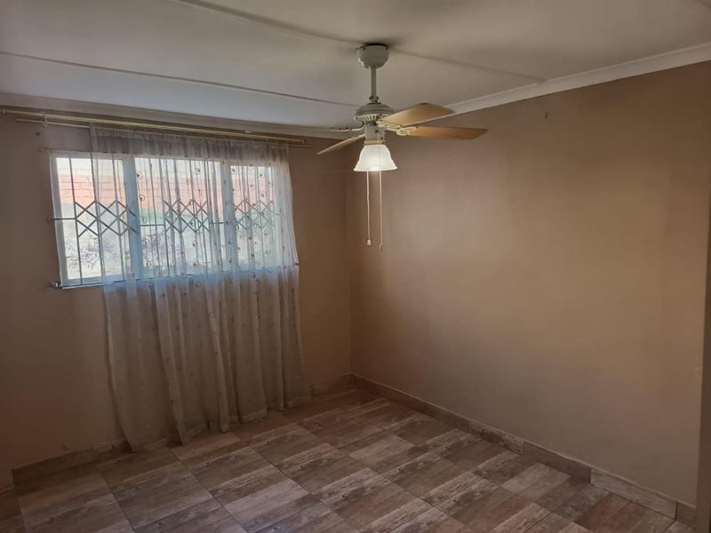 Beautifully Renovated Family Home with Income-Generating Granny Flat in Merebank - Photo 4