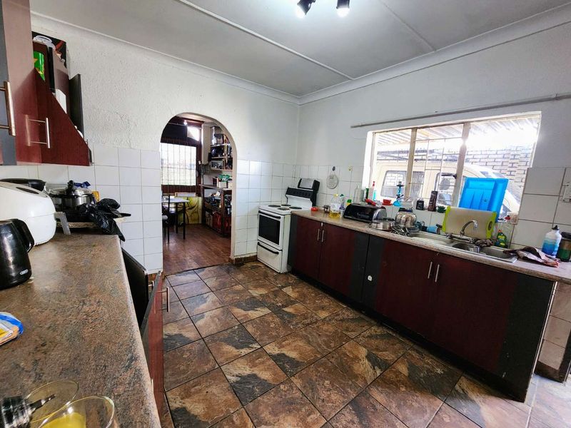 Versatile Dual-Living Property with Great Potential - Photo 4