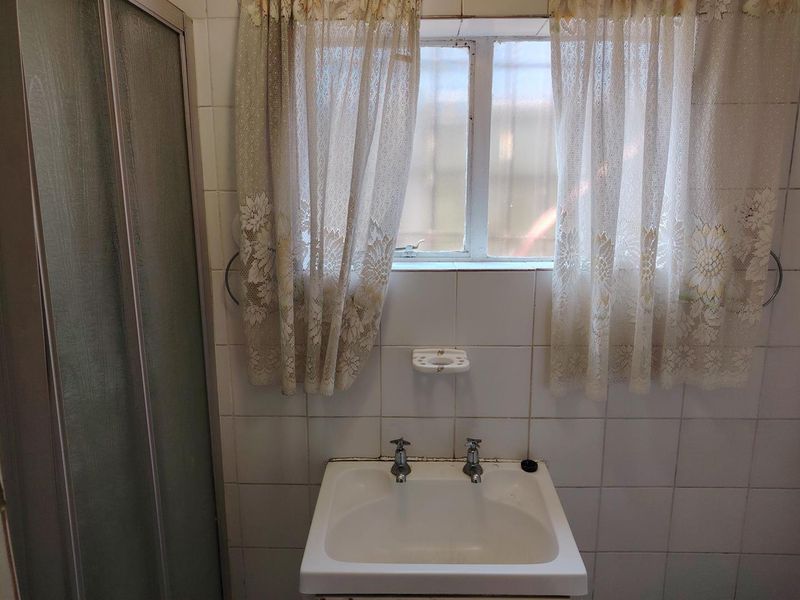 Two-bedroom garden cottage with separate entrance - Photo 8