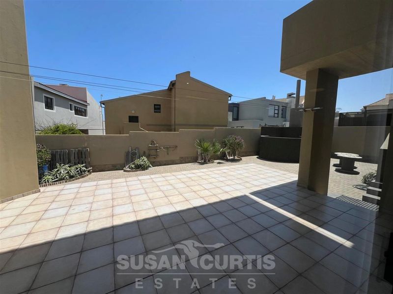 House with a spacious yard - Photo 7