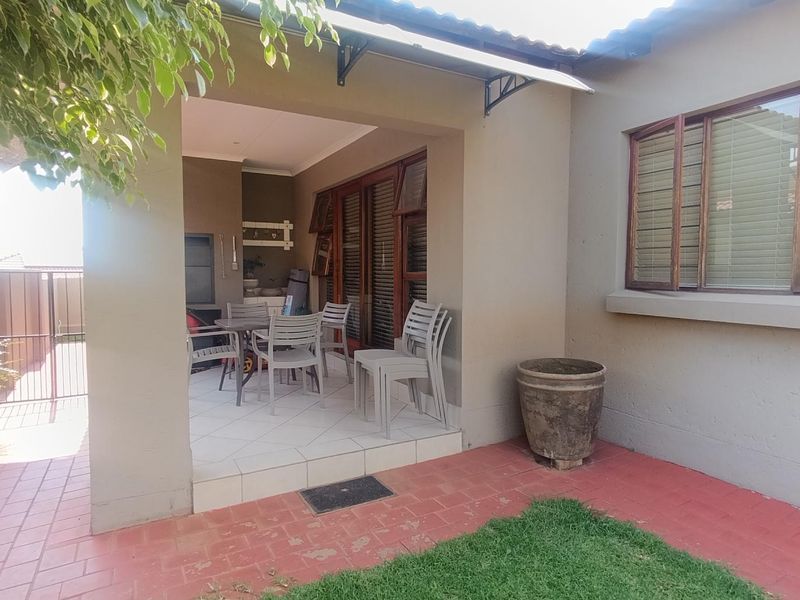 Secure Haven: Charming 3-Bedroom Family Home with Garden - Photo 2