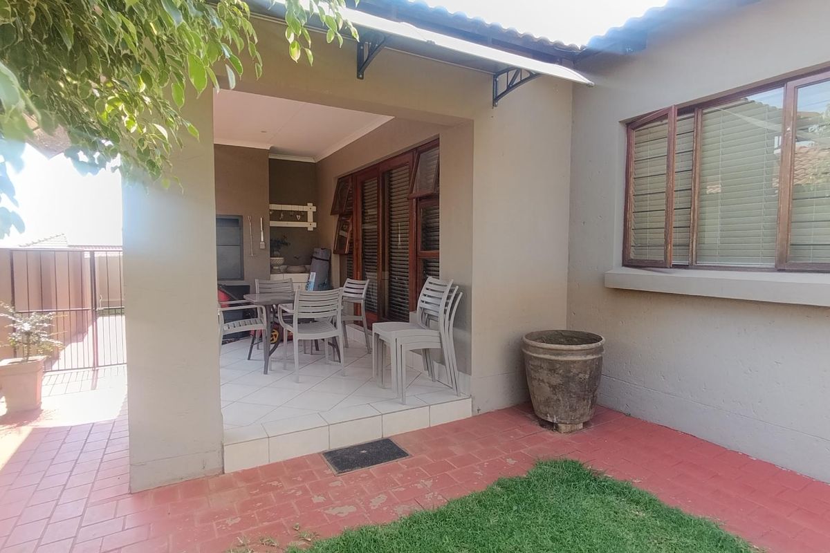 Secure Haven: Charming 3-Bedroom Family Home with Garden - Photo 2