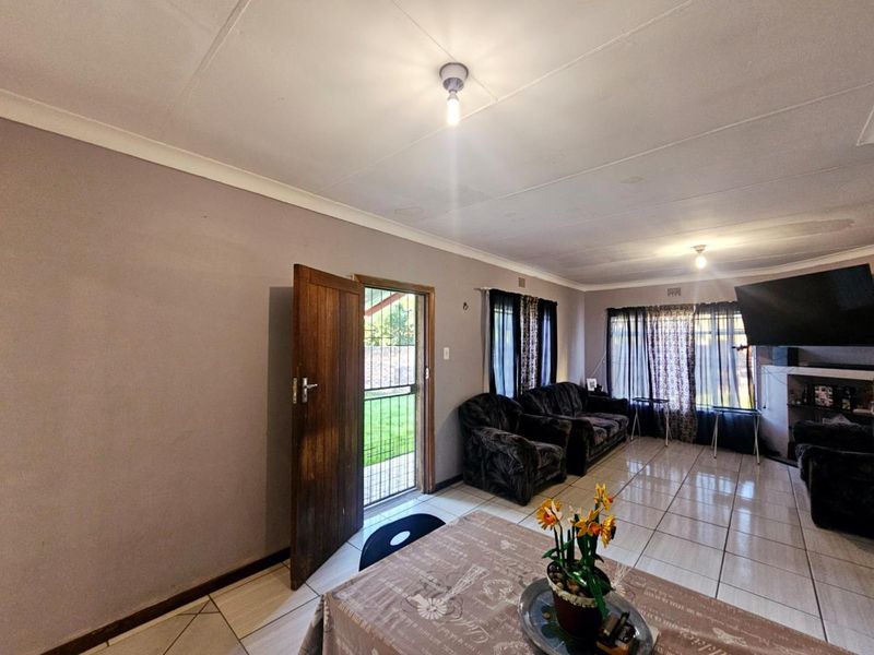 **Charming 3-Bedroom Home in Prime Location** - Photo 5