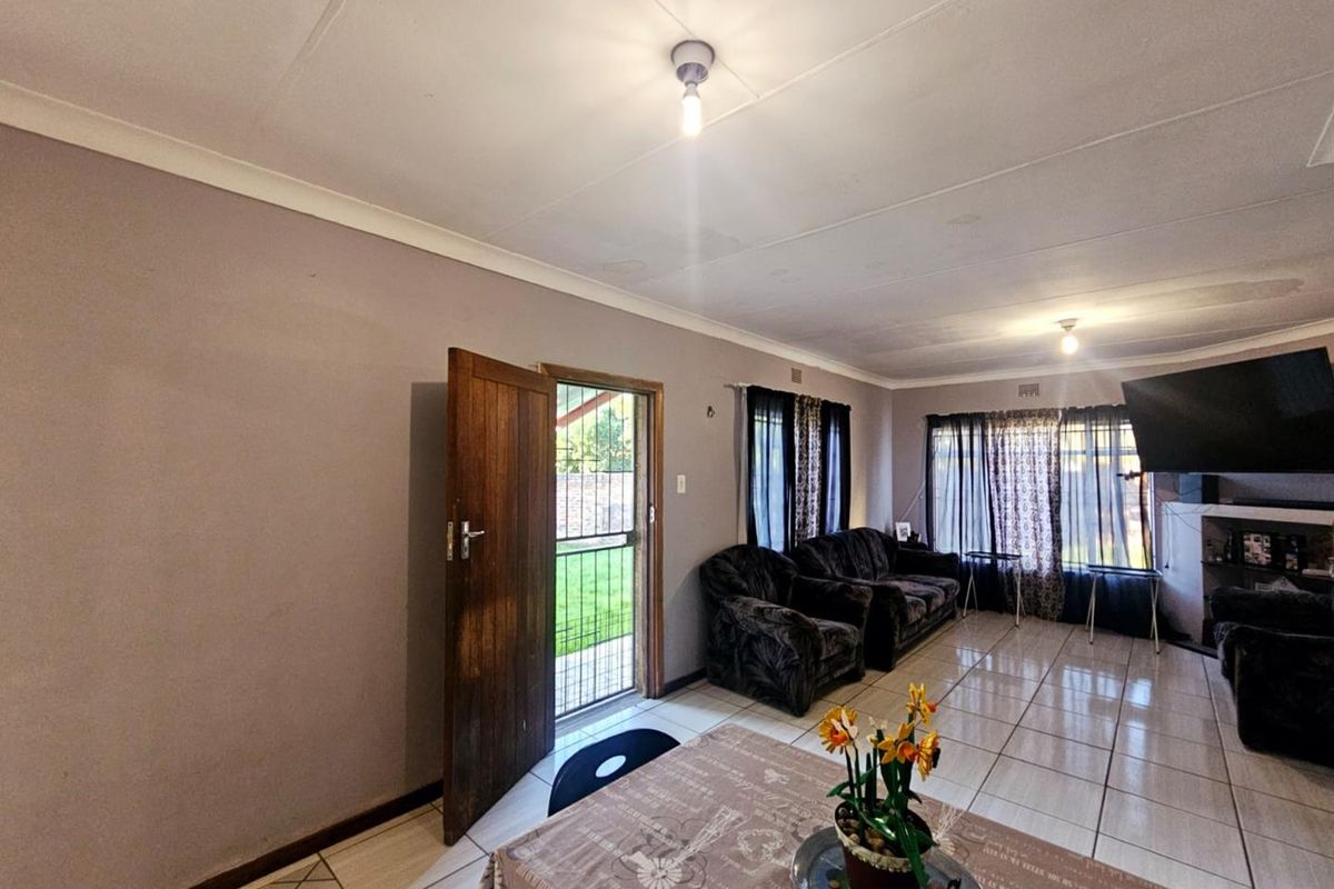 **Charming 3-Bedroom Home in Prime Location** - Photo 5