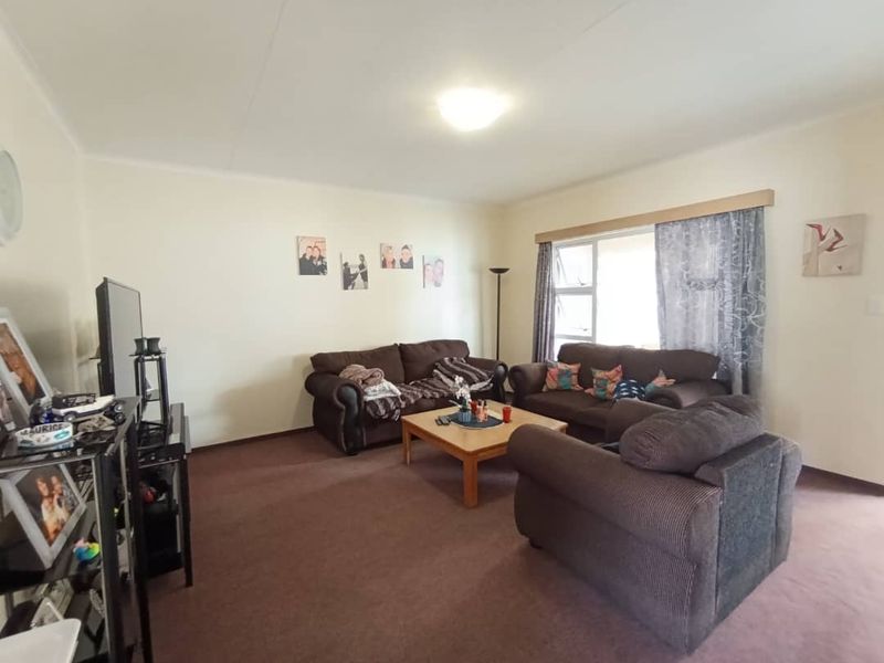 Beautiful home with Flatlet - Photo 2