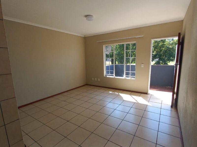 24 hour security complex, 2 bedroom spacious unit in Comet on first floor - Photo 8