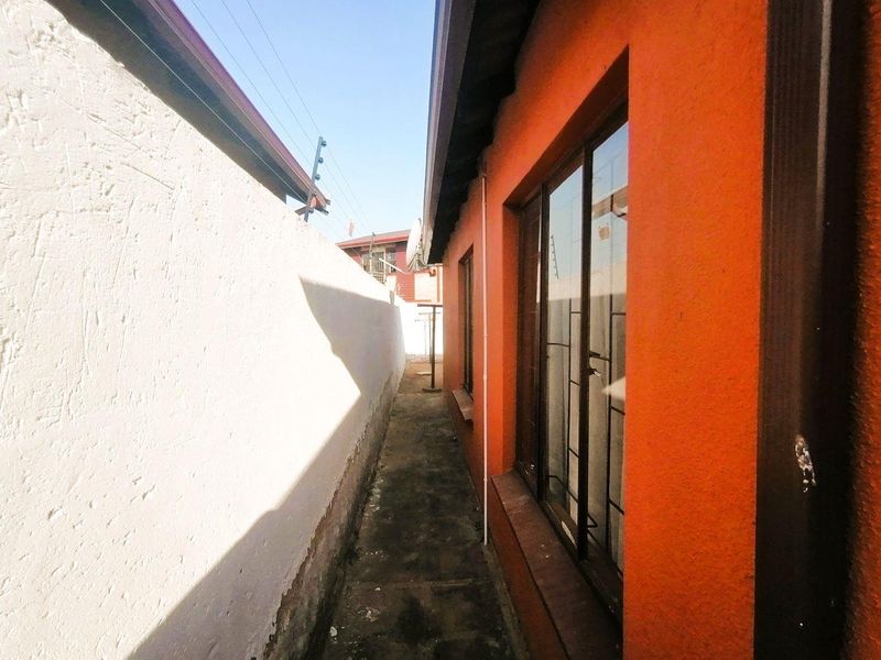 Charming 3-Bedroom Home in a Wonderful Neighborhood - Photo 2