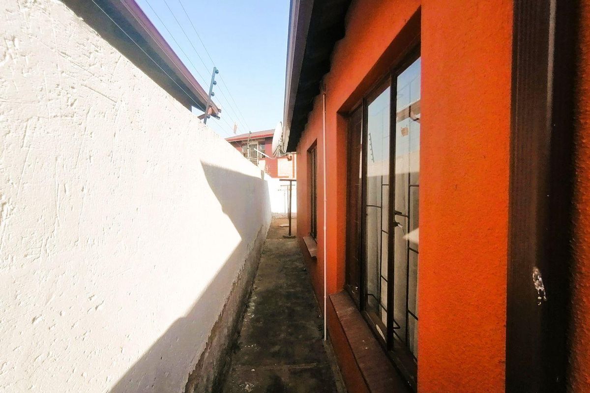 Charming 3-Bedroom Home in a Wonderful Neighborhood - Photo 2