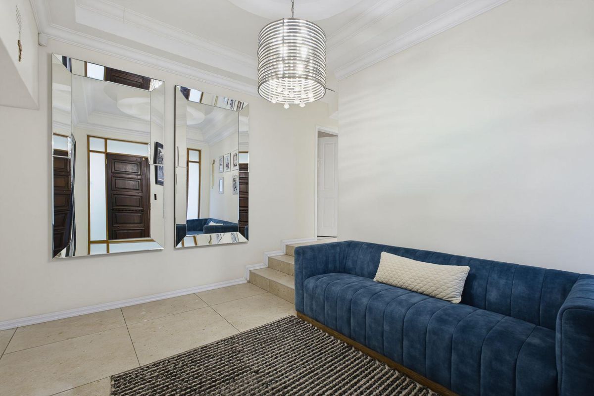 Luxury Family Home with Spectacular Panoramic Views in Glenvista - Photo 2