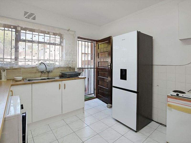 Spacious pet-friendly ground floor apartment with a garden - Photo 9