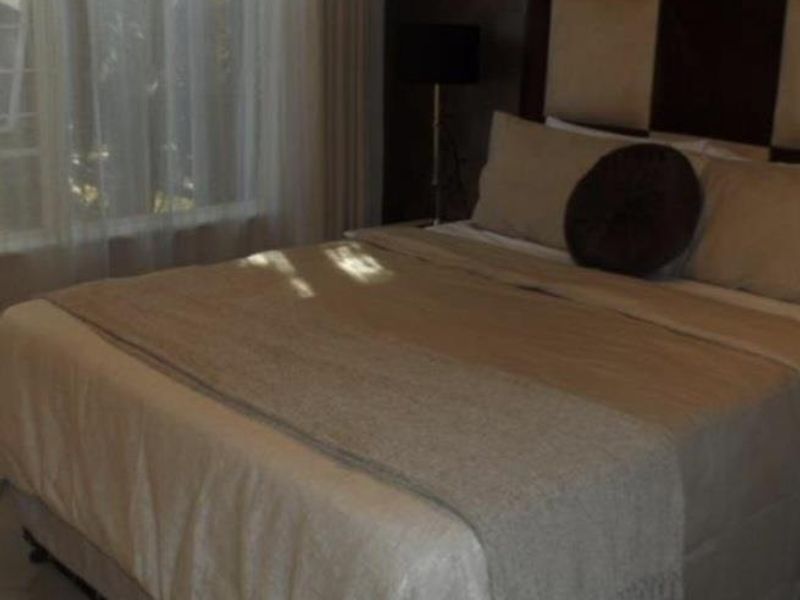 A CHARMING TWO BEDROOM FURNISHED GARDEN APARTMENT - Photo 7