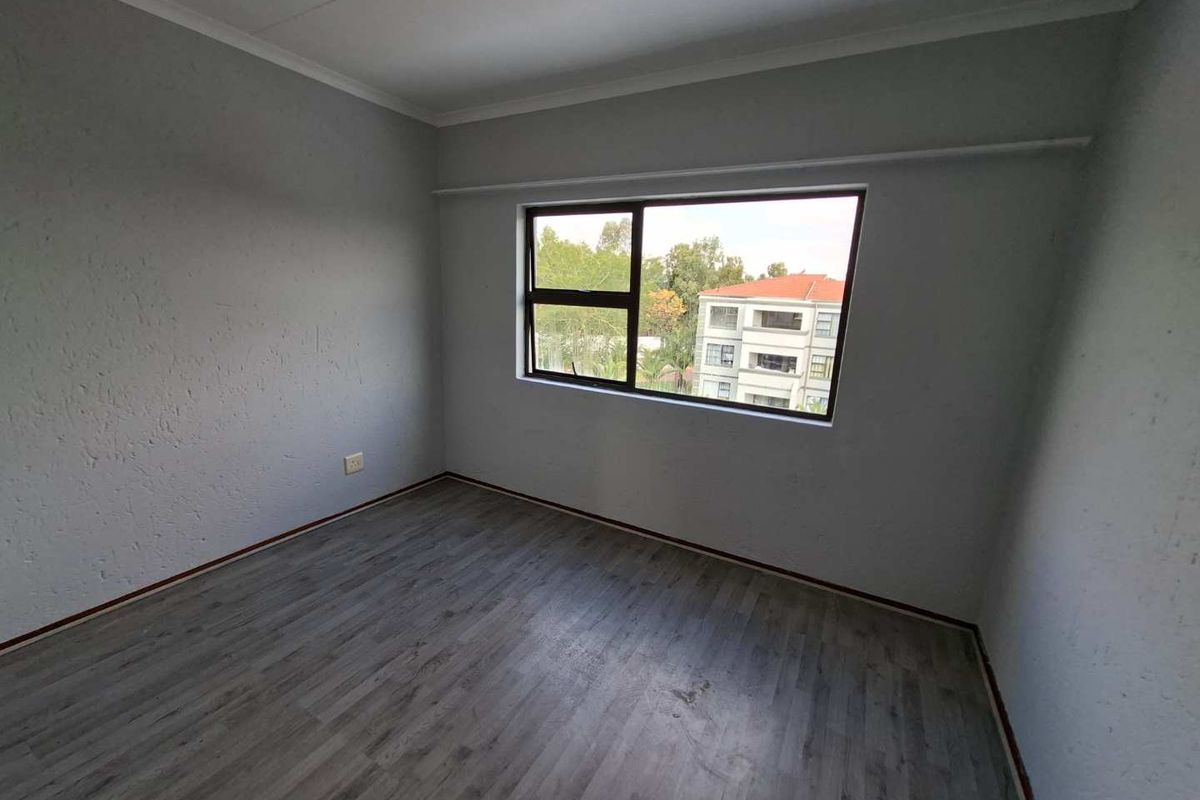 Perfect Lock-Up-and-Go Apartment in the Heart of Sunninghill - Photo 4
