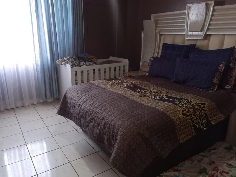 2 Bedroom Spacious Upstairs Unit For Sale. - Photo 10