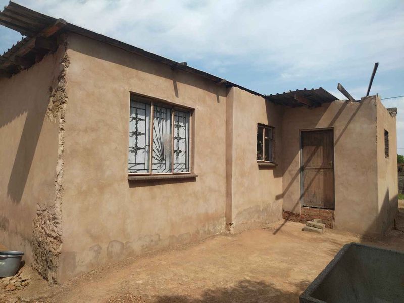 Vacant land with unfinished house for sale in Soshanguve South - Photo 2
