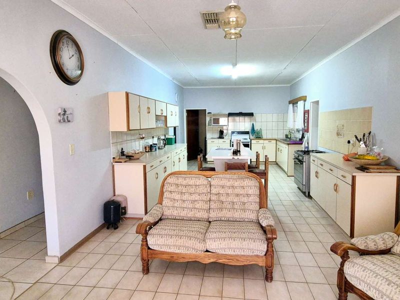 Neat and Spacious Family Home, Perfect for Entertaining! - Photo 8