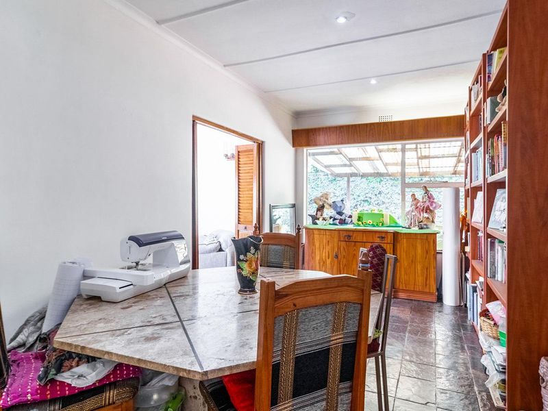 Spacious 4  Bedroom Family Home with Flatlet in The Hill - Photo 7