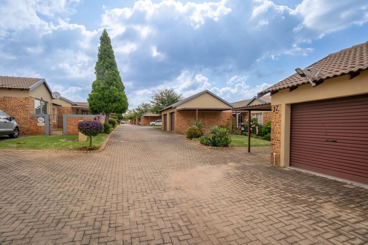 3 Bed 2 Bath Simplex To Let in Honeydew Manor Available 1 June 2026 - Photo 3