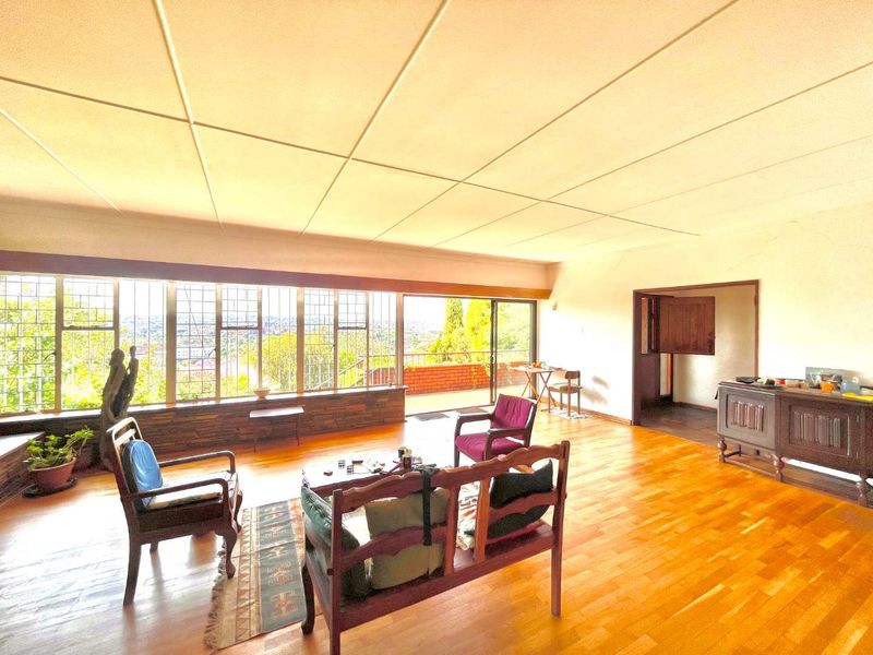 **Private, Hidden away, North-facing 6-Bedroom Family Home with Spectacular Views of Union Building and Loftus in Muckleneuk - House to Renovate** - Photo 4