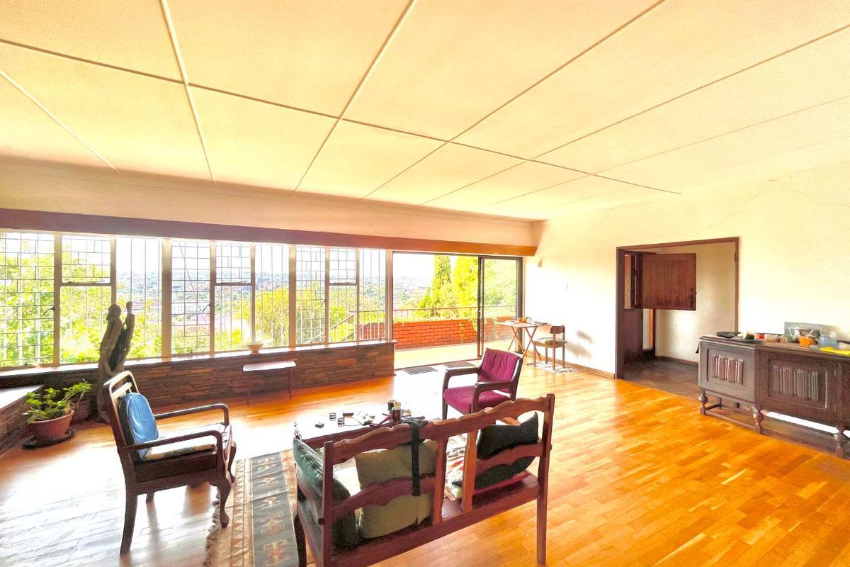 **Private, Hidden away, North-facing 6-Bedroom Family Home with Spectacular Views of Union Building and Loftus in Muckleneuk - House to Renovate** - Photo 4