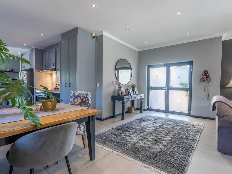 Beautifully Appointed Single-Level Home - Photo 2