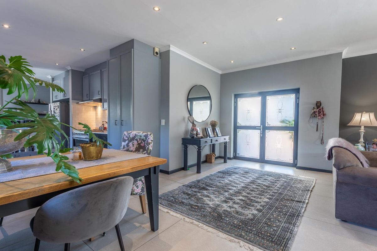 Beautifully Appointed Single-Level Home - Photo 2