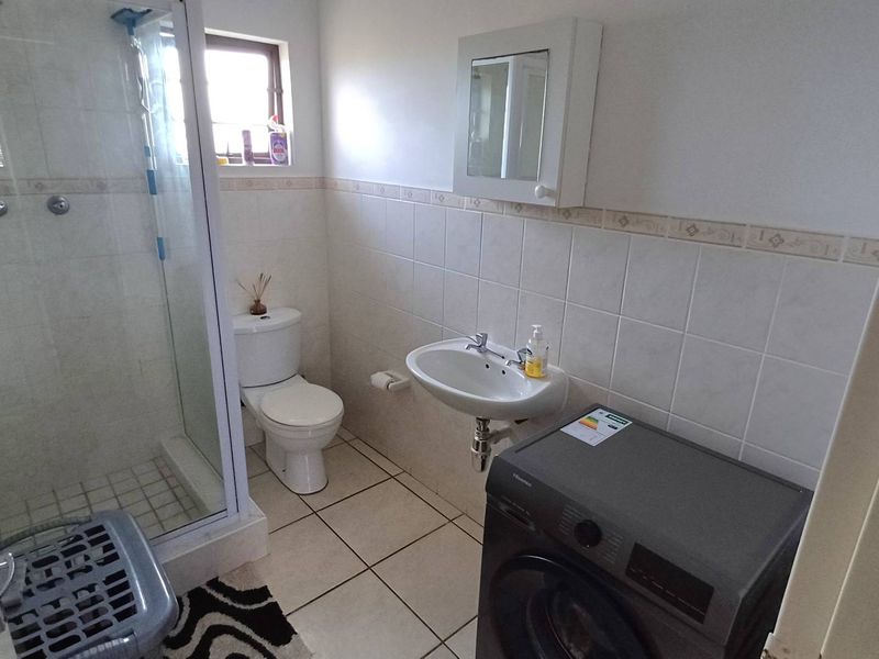 Starter home in a centrally located complex - Photo 3