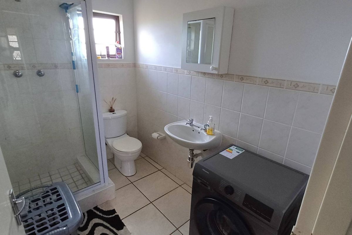 Starter home in a centrally located complex - Photo 3