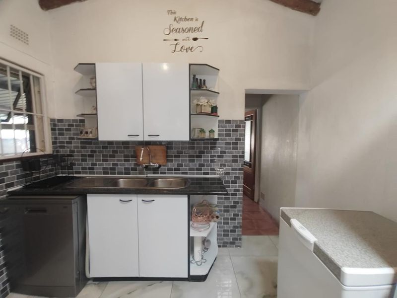 4 bedroom family home in Brackendowns with a pool and solar! - Photo 7