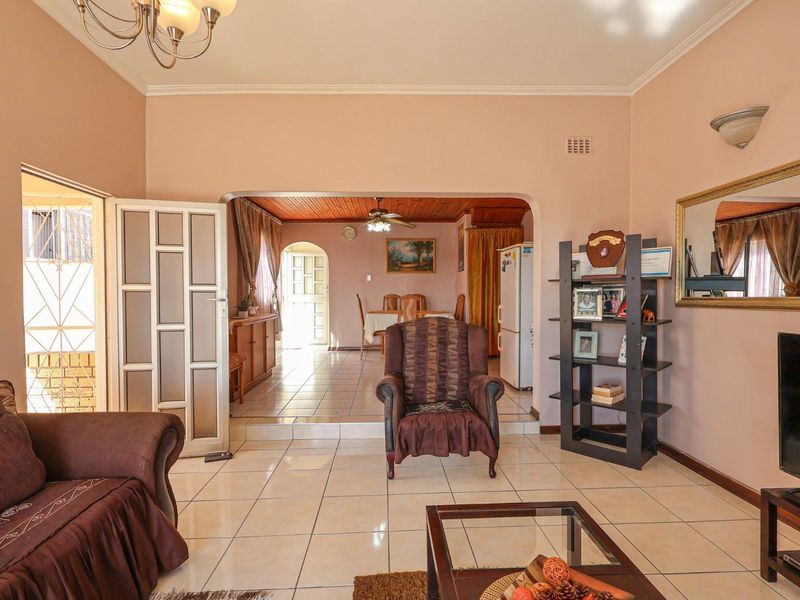 Elevated 3 Bedroom Duplex with Endless Potential – Montford, Chatsworth - Photo 8